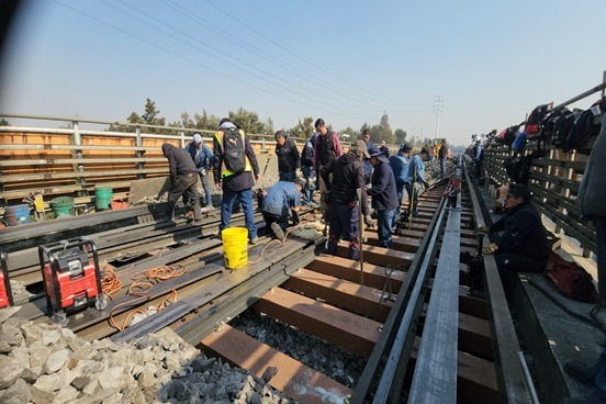 Concluye instalación de 125 durmientes sintéticos en Línea B