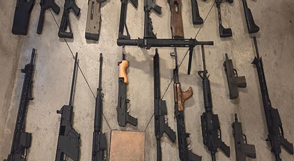 EN BAJA CALIFORNIA, AUTORIDADES FEDERALES ASEGURAN ARSENAL EN UN VEHÍCULO