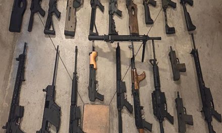 EN BAJA CALIFORNIA, AUTORIDADES FEDERALES ASEGURAN ARSENAL EN UN VEHÍCULO