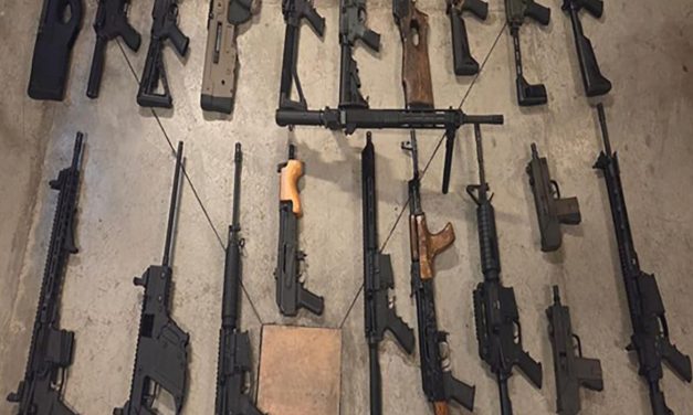 EN BAJA CALIFORNIA, AUTORIDADES FEDERALES ASEGURAN ARSENAL EN UN VEHÍCULO