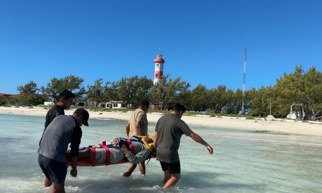Personal Naval realiza evacuación médica de un tripulante en inmediaciones de Isla Pérez, Yucatán