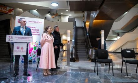 Clara Brugada entrega 20 nuevas escaleras eléctricas del Metro; la meta es renovar 120 para 2030