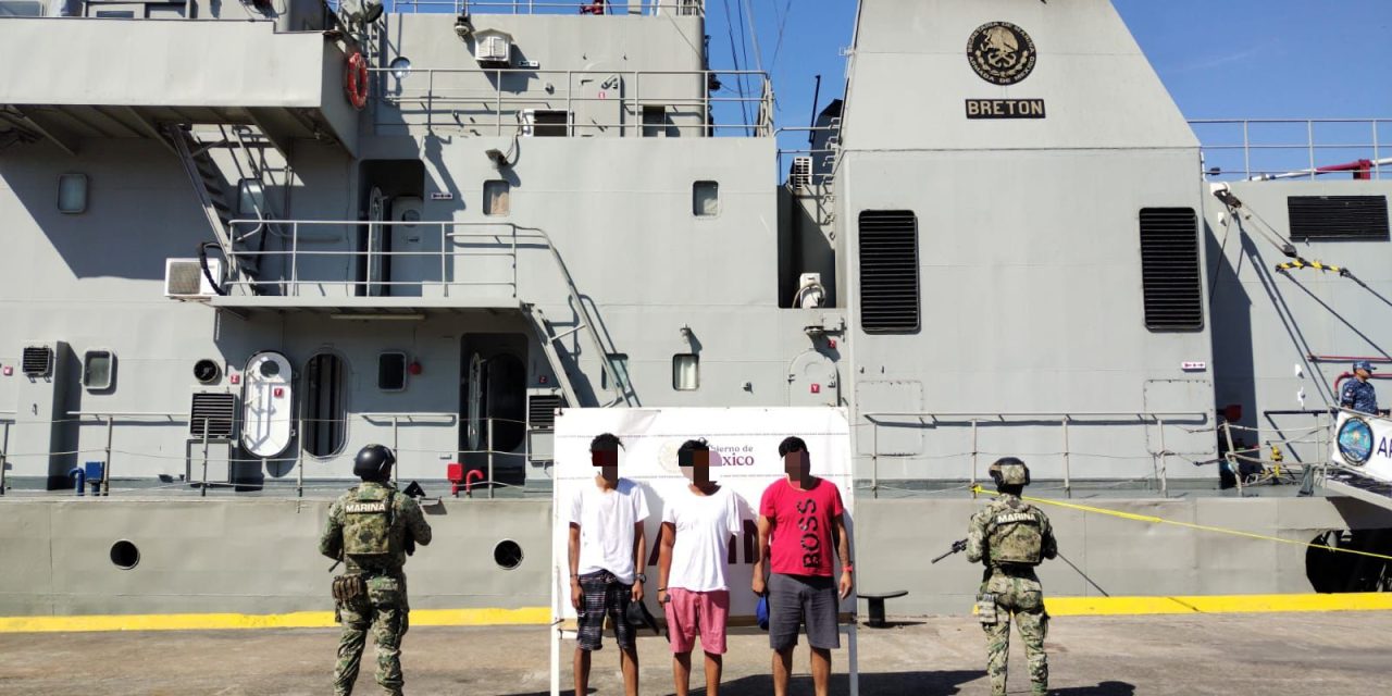 En costas de Michoacán, autoridades federales detienen a tres presuntos transgresores de la ley y aseguran más de mil litros de combustible