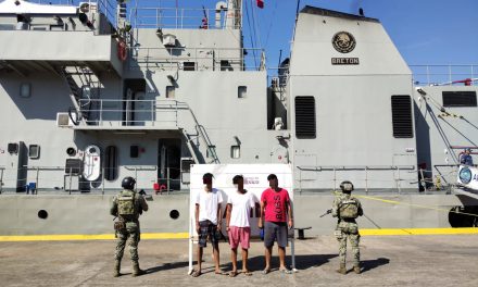 En costas de Michoacán, autoridades federales detienen a tres presuntos transgresores de la ley y aseguran más de mil litros de combustible