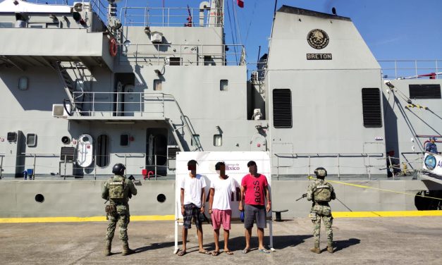 En costas de Michoacán, autoridades federales detienen a tres presuntos transgresores de la ley y aseguran más de mil litros de combustible