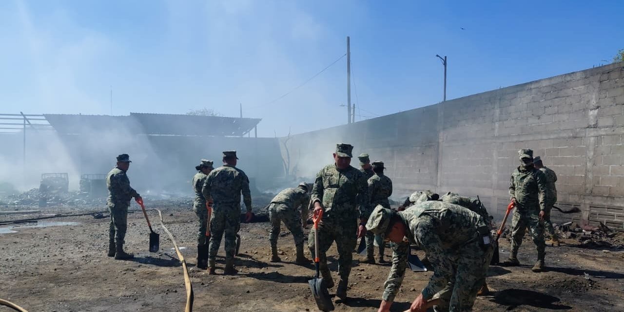 Personal naval brinda apoyo en la sofocación de tres incendios en Salina Cruz, Oaxaca