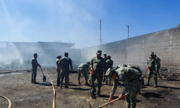 Personal naval brinda apoyo en la sofocación de tres incendios en Salina Cruz, Oaxaca