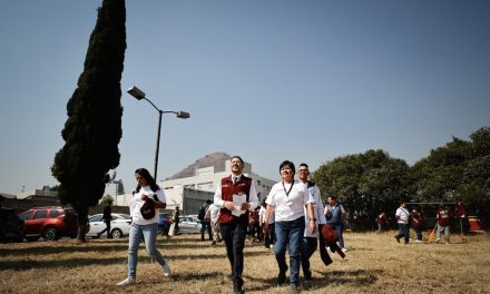 Entrega Martí Batres equipo médico, vacunas y mobiliario en la CMFEQ “Xalostoc” del ISSSTE en el Estado de México