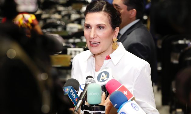 Conmina Kenia López Rabadán a Sergio Mayer a conducirse con honorabilidad