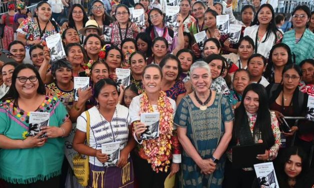 En Oaxaca, la Presidenta reconoce a mujeres traductoras y presenta la Cartilla de Derechos de las Mujeres traducida a 67 lenguas indígenas