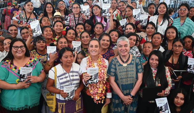 En Oaxaca, la Presidenta reconoce a mujeres traductoras y presenta la Cartilla de Derechos de las Mujeres traducida a 67 lenguas indígenas