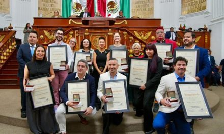 Reconocen a 30 capitalinos y organizaciones en artes, trabajo empresarial y labor en el extranjero