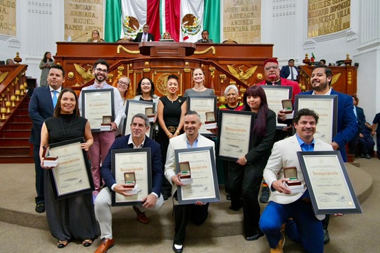 Reconocen a 30 capitalinos y organizaciones en artes, trabajo empresarial y labor en el extranjero